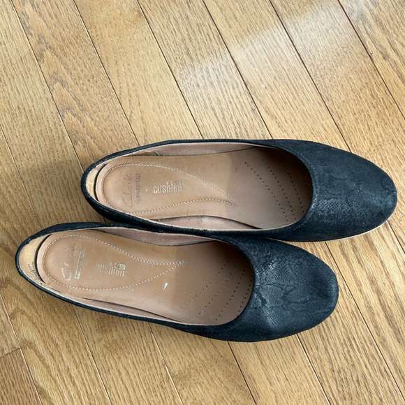 Clark’s flat casual shoes. - Picture 4 of 4